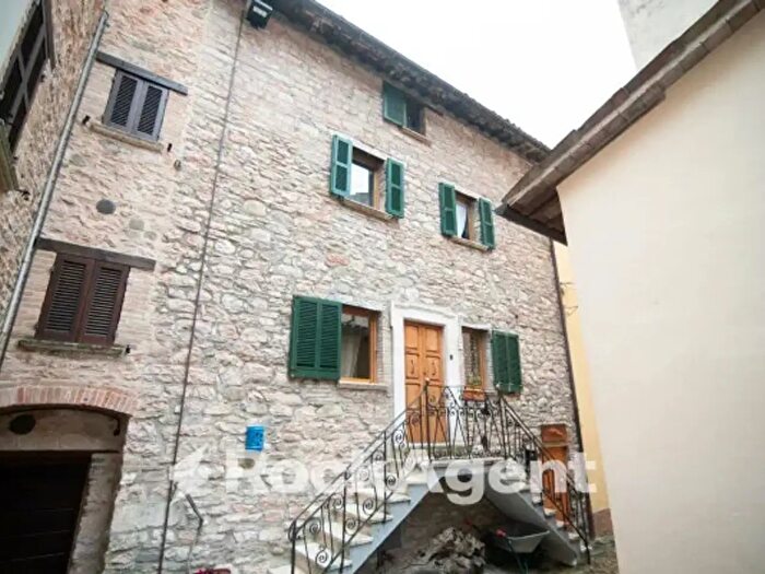 Casa con 6 locali in vendita in Piazza Sant Antonio, Piobbico