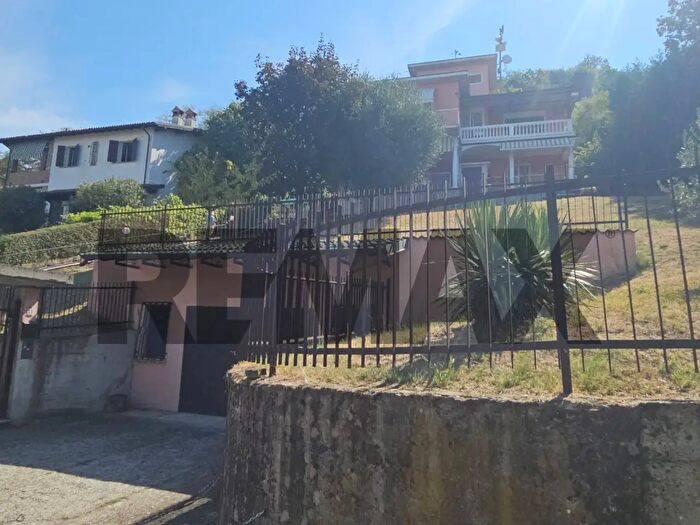 Casa con 12 locali in vendita in Broni