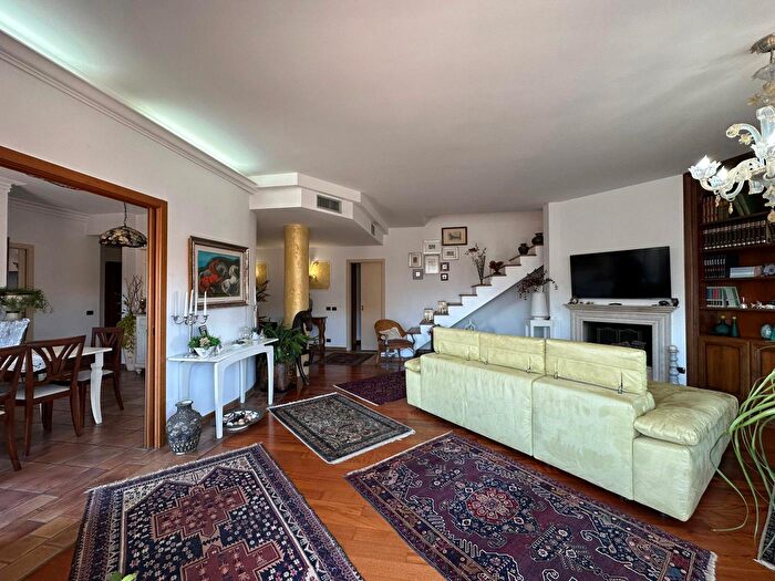 Appartamento con 5 locali in vendita in Via Quarto Grande, Roma