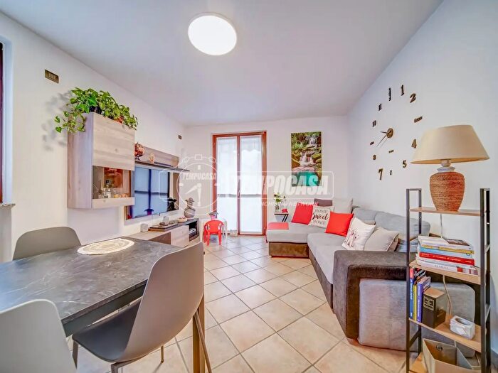 Appartamento trilocale in vendita in Via Piave, Azzate