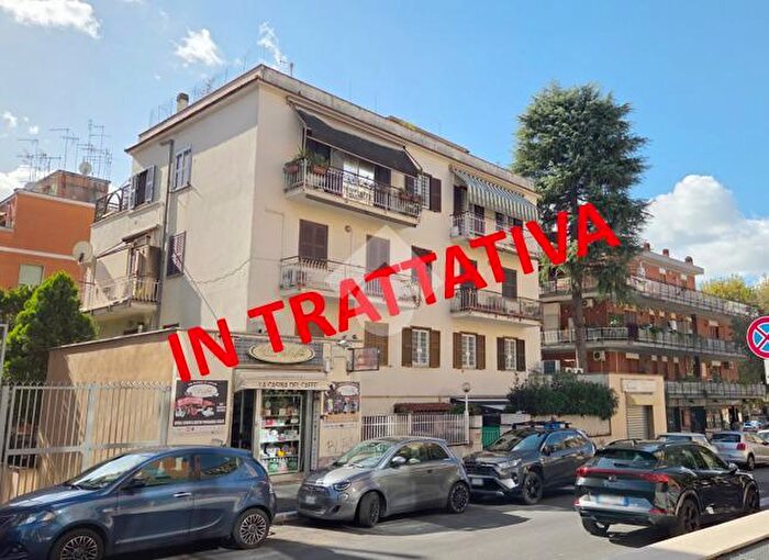 Appartamento trilocale in vendita in Via dei Faggi, Roma