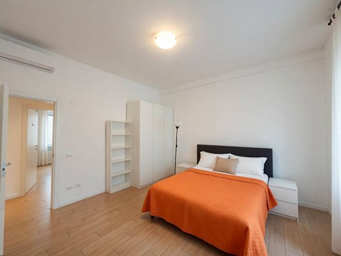 Appartamento con 5 locali in affitto in Via Guglielmo Corrado Röntgen, Bocconi, Milano