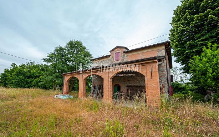 Casa con 6 locali in vendita in Strada delle Milane, Medesano
