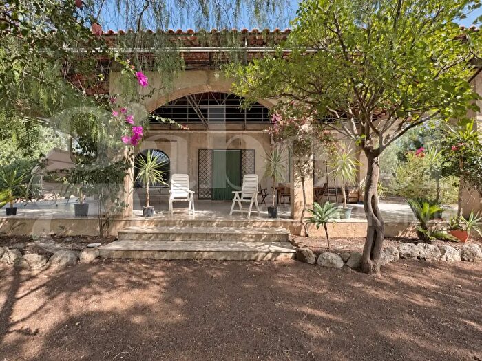 Casa con 8 locali in vendita in Contrada Serra Berretta Snc, Chiaramonte Gulfi