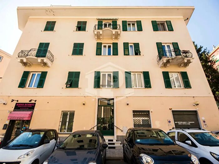 Appartamento quadrilocale in vendita in Via Emilio Massone, Genova