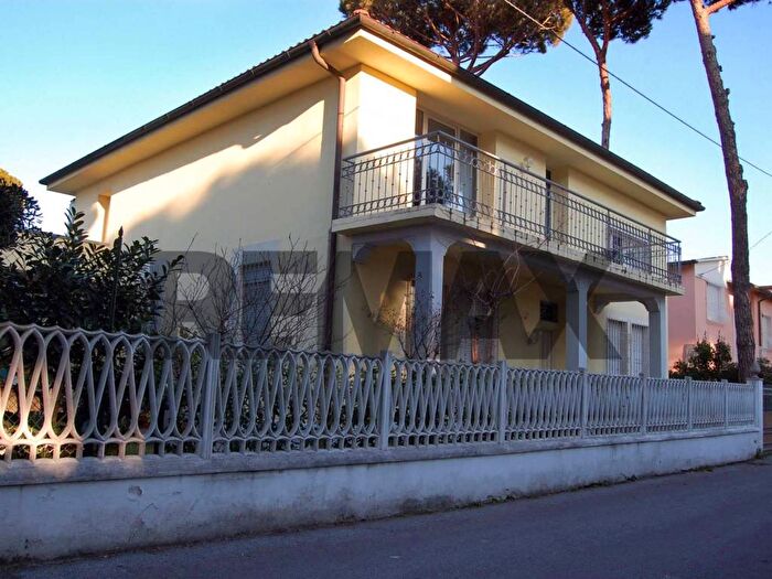 Appartamento con 6 locali in affitto in Lido di Camaiore, Camaiore