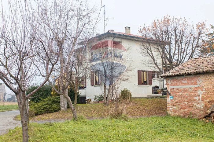 Casa con 7 locali in vendita in Fornio, Fidenza
