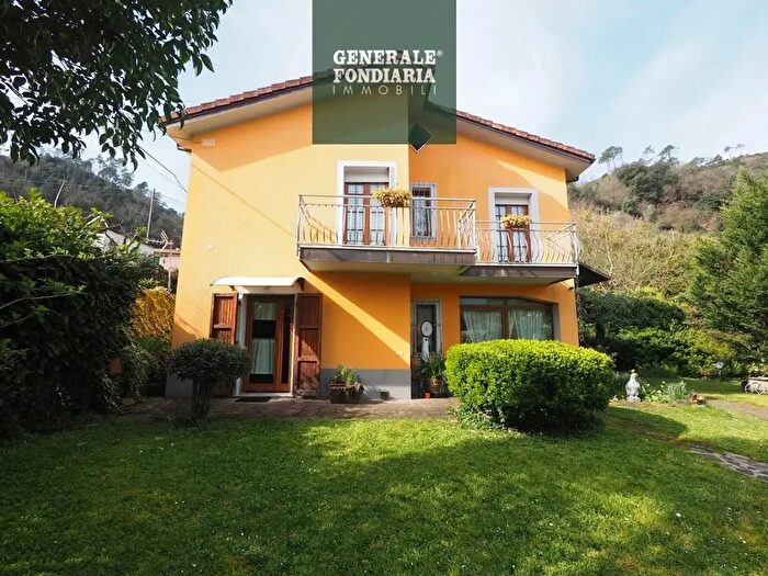 Casa con 6 locali in vendita in Follo