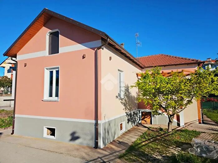 Casa quadrilocale in vendita in Via Strusiglia, Ivrea