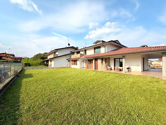 Casa con 8 locali in vendita in Bolgare