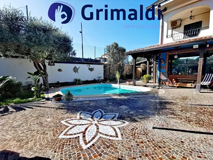 Casa con 8 locali in vendita in Giugliano In Campania