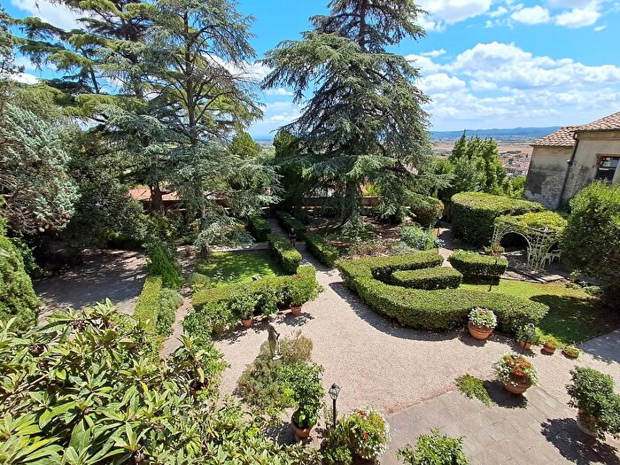 Casa con 17 locali in vendita in Santa Maria A Monte