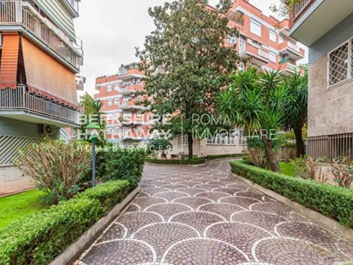 Appartamento quadrilocale in vendita in Via Carlo Conti Rossini, Roma