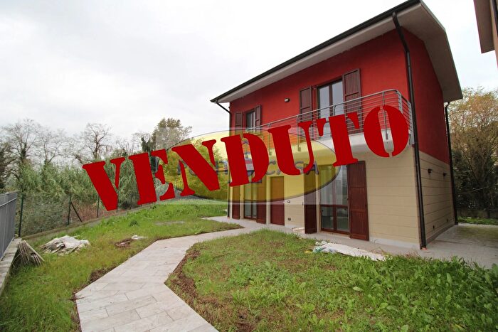 Casa con 5 locali in vendita in Via dellOlmo, Lodi