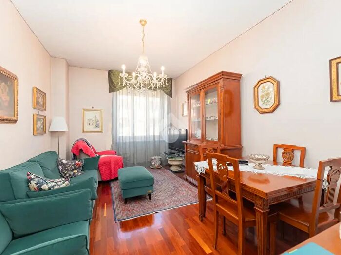 Appartamento trilocale in vendita in Via Mombarcaro, Torino