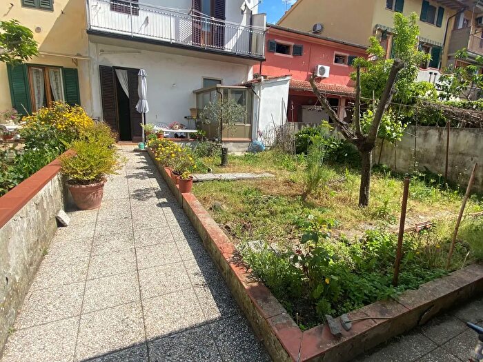 Casa con 6 locali in vendita in Via Castruccio, Prato