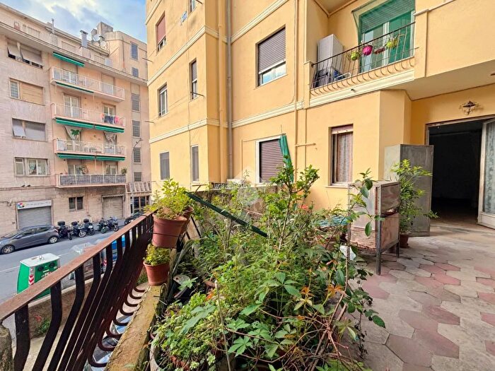 Appartamento trilocale in vendita in Via Napoli, Genova