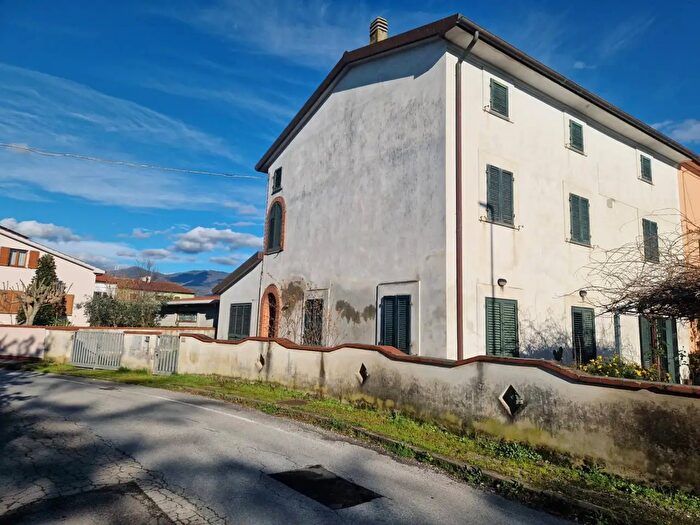 Casa con 8 locali in vendita in Totina, Cascina