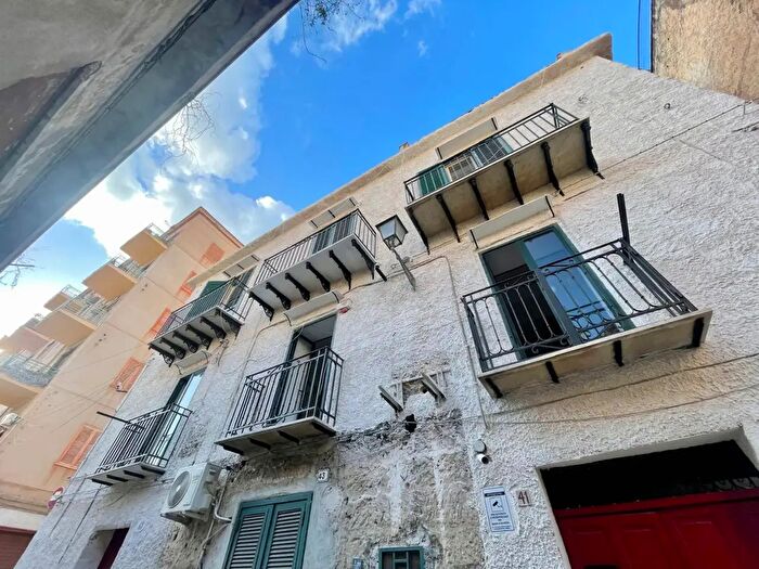 Appartamento con 10 locali in vendita in Via delle Case Nuove, Palermo