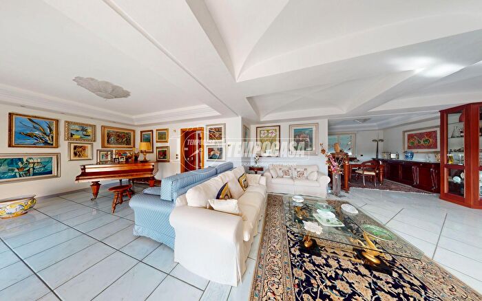 Appartamento con 7 locali in vendita in Via Luigi Pastore Fab a, Aversa