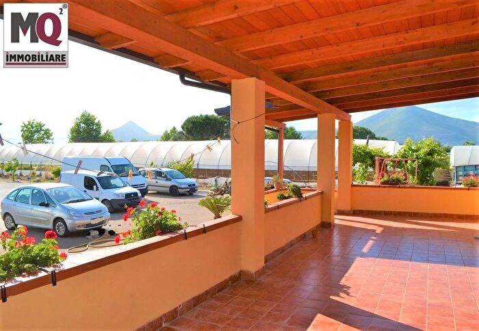 Casa con 5 locali in vendita in Falciano Del Massico