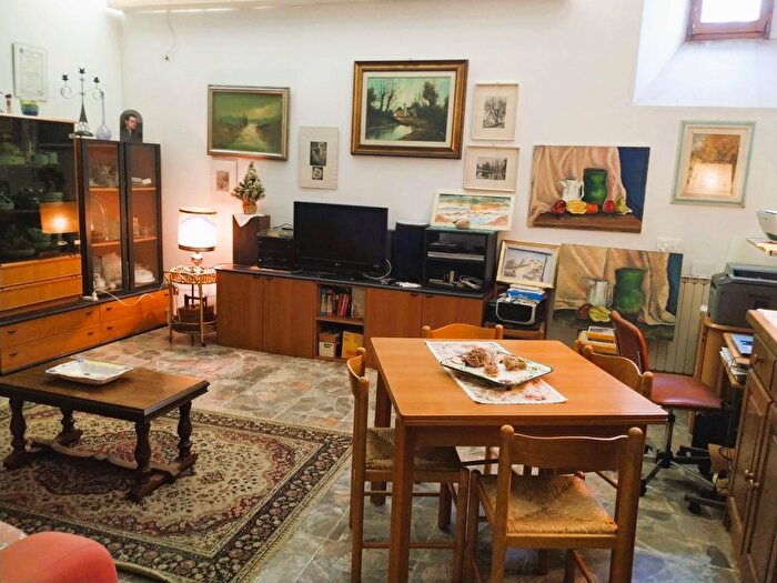 Casa con 7 locali in vendita in Cavriglia