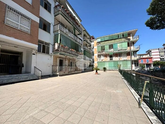 Appartamento trilocale in vendita in Via dell'Epomeo, Napoli