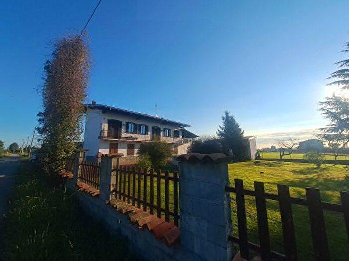 Casa quadrilocale in vendita in Via Grizza, Oleggio