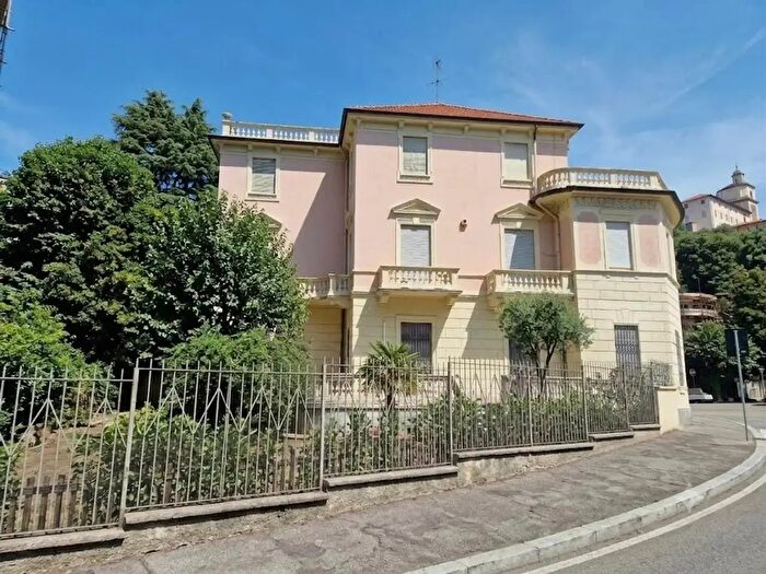 Appartamento con 10 locali in vendita in Via Cosseria, Torino