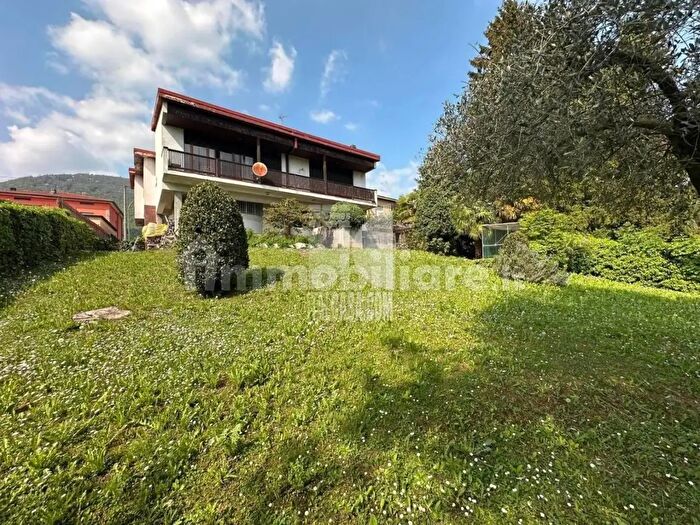 Casa con 13 locali in vendita in Roma, Nembro