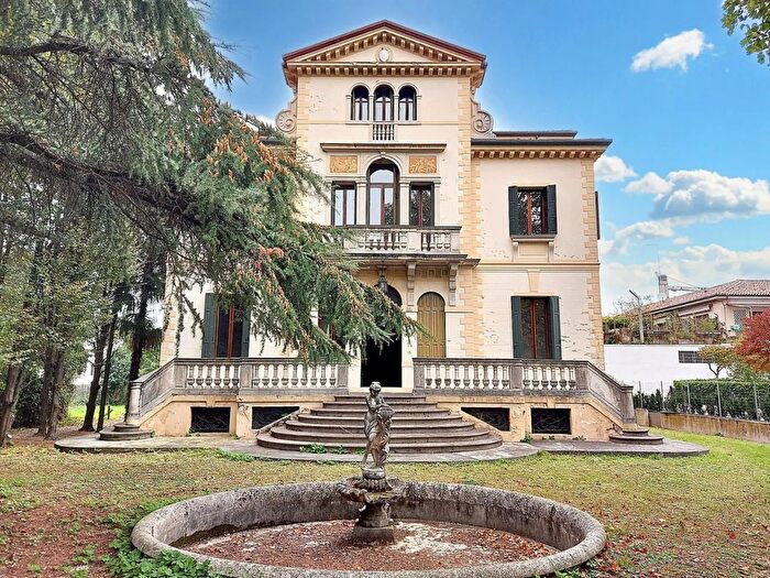 Casa con 10 locali in vendita in Viale Cairoli N, Treviso