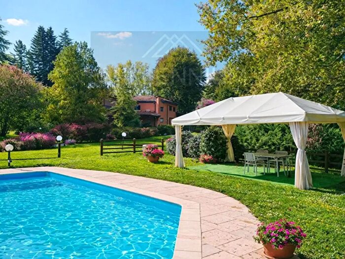 Casa con 20 locali in vendita in Arona