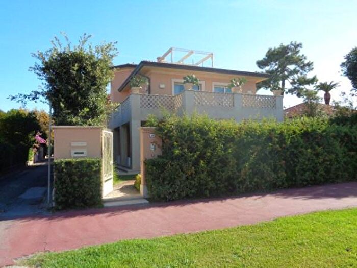 Casa con 6 locali in affitto in Forte Dei Marmi