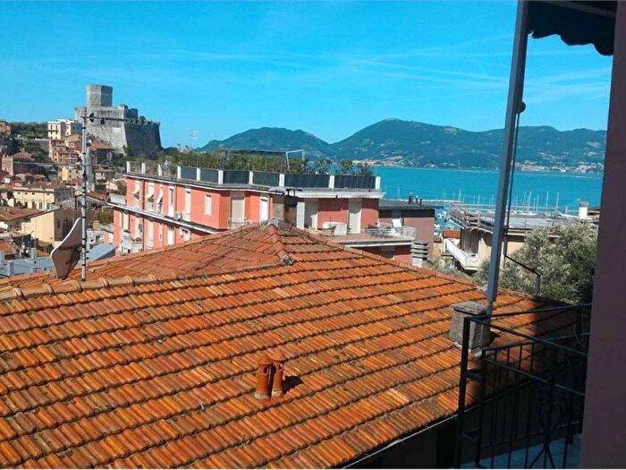 Appartamento con 5 locali in affitto in San Terenzo, Lerici