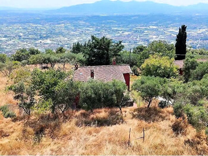 Casa con 7 locali in vendita in Uzzano