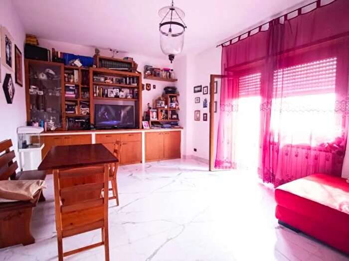 Appartamento trilocale in vendita in Via Limbiate, Roma