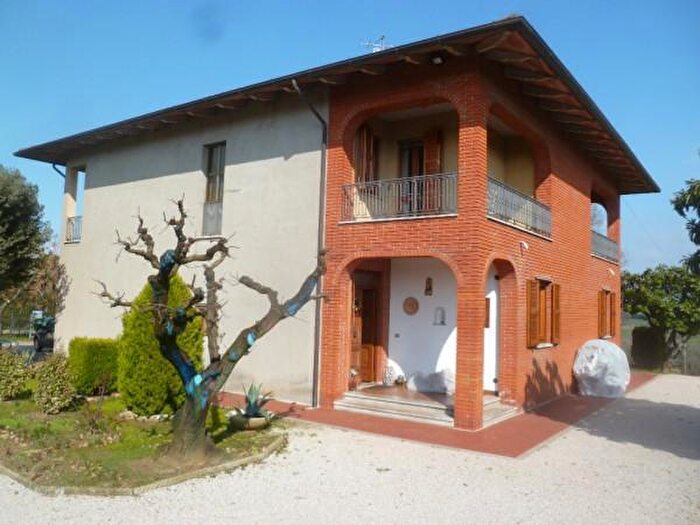 Casa con 6 locali in vendita in Castiglione Del Lago