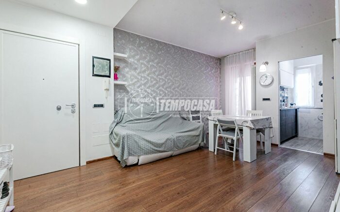 Appartamento trilocale in vendita in Via Cesare Acquati, Cormano