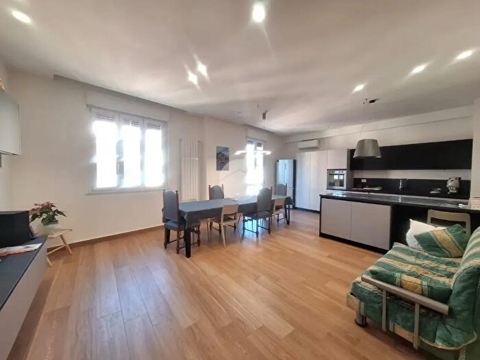 Appartamento con 5 locali in vendita in Via Sampolo, Palermo