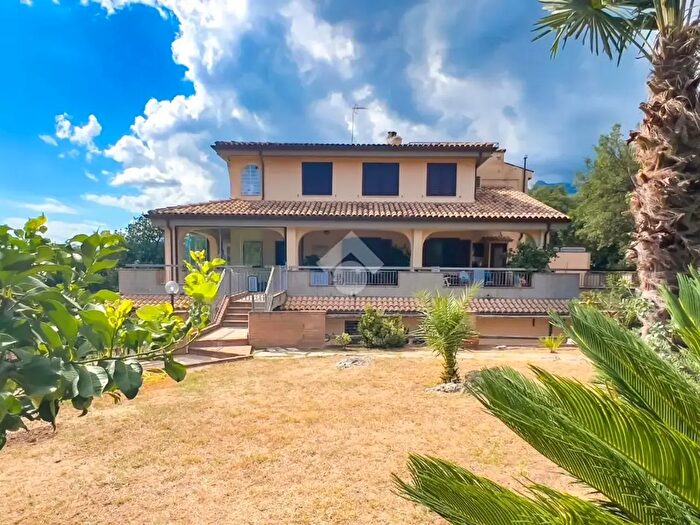 Appartamento trilocale in vendita in Via delle Agavi, Formia