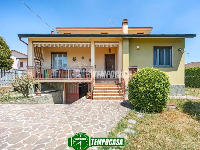 Casa trilocale in vendita in Via Alessandro Manzoni, Trezzano Rosa