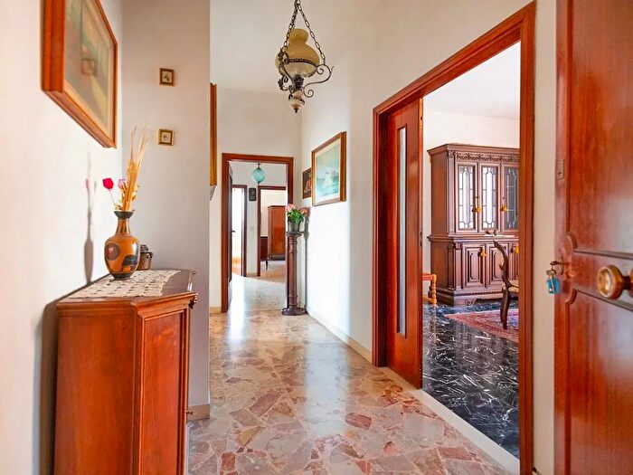 Appartamento con 6 locali in vendita in Ia E Lussu, Cascina