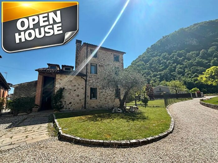 Casa con 11 locali in vendita in Via Borgo, Longare