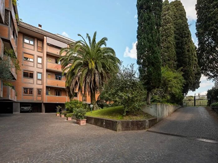 Appartamento con 6 locali in vendita in Via della Camilluccia, Roma