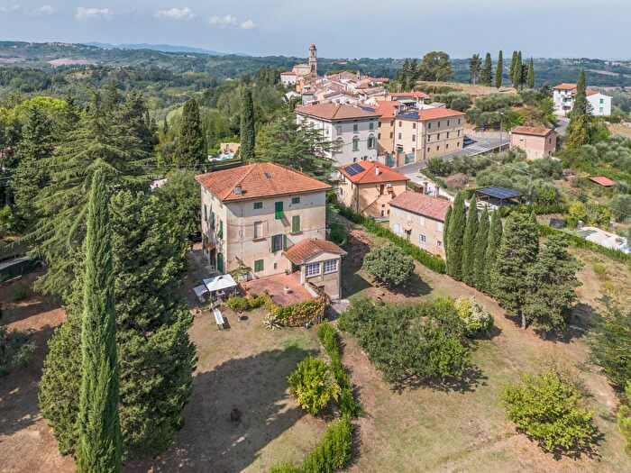 Casa con 10 locali in vendita in Terricciola