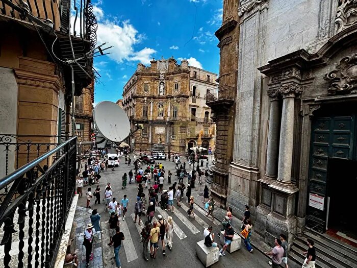 Appartamento con 5 locali in affitto in Cortile Madonna della Lettera, Palermo