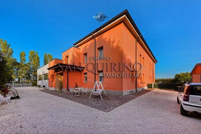 Casa con 6 locali in vendita in Via Barberi, Novi Di Modena