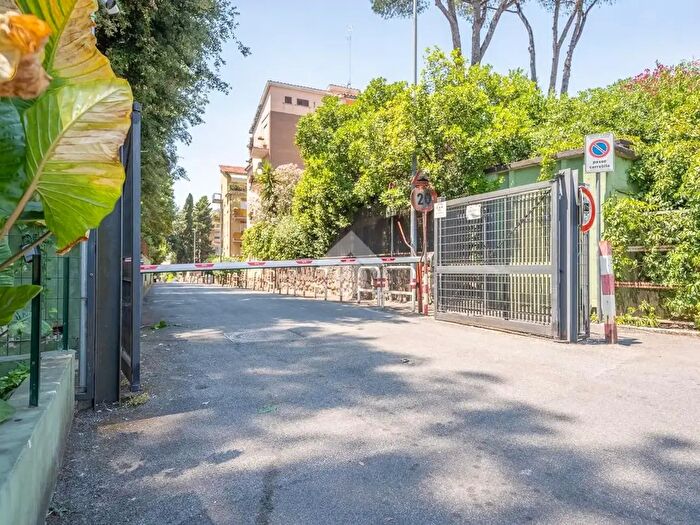 Appartamento trilocale in vendita in Via Gradoli, Roma