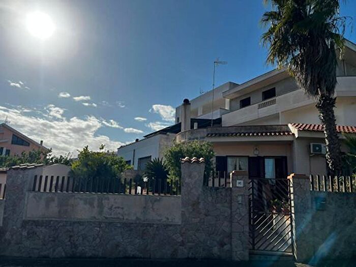 Appartamento con 6 locali in vendita in Via Michelangelo Buonarroti, PresicceAcquarica