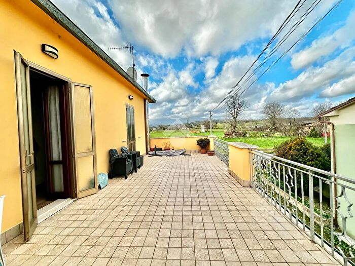 Appartamento quadrilocale in vendita in Via Mercatello, Castel Ritaldi